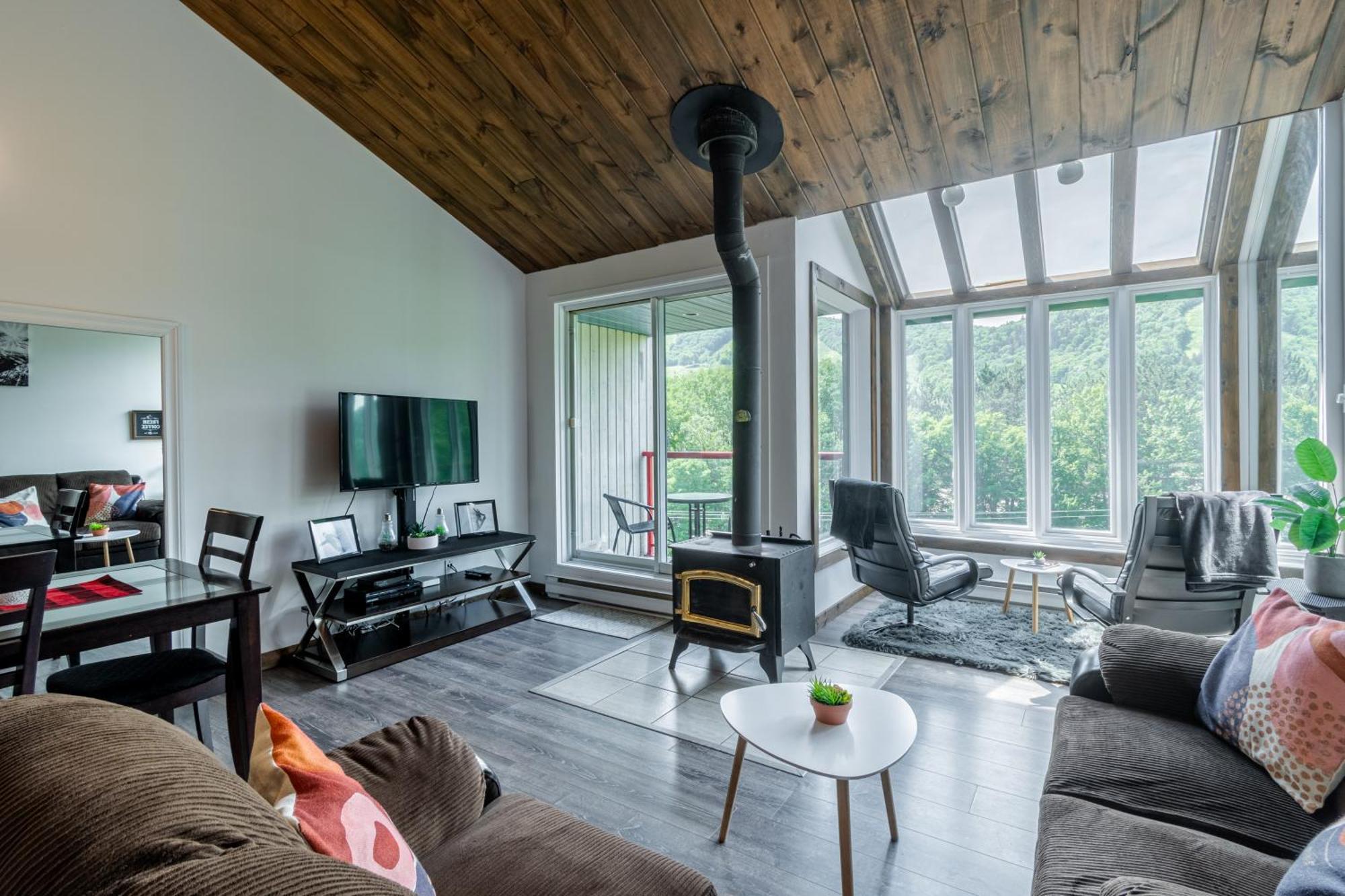 Superbe Condo Face Aux Pentes De Ski Stoneham!!! Bagian luar foto